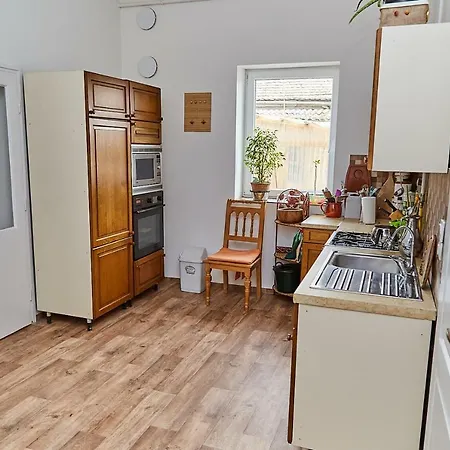 Orangyal Apartman Haz Appartement